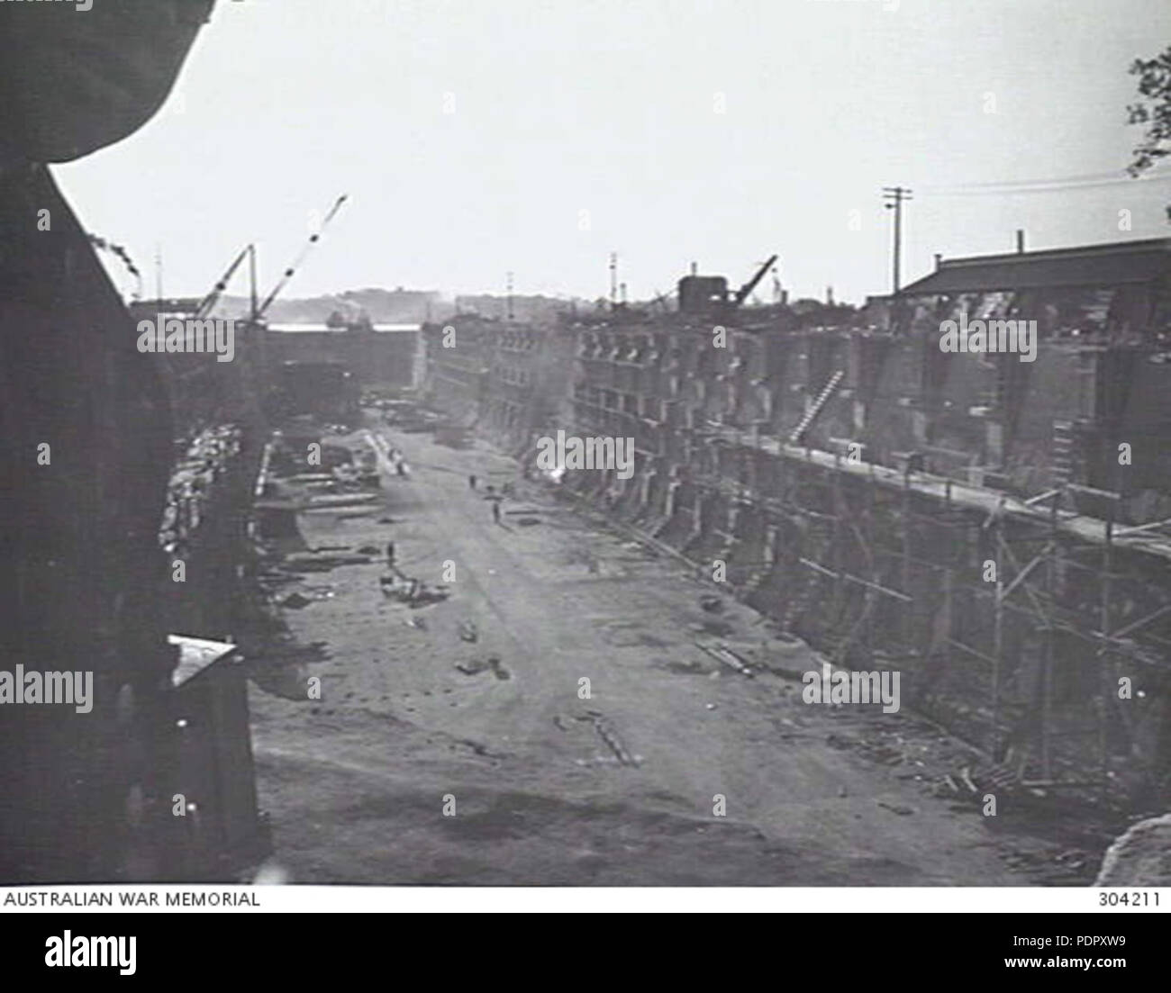 27 BRISBANE, QLD. C.1942. La CALE SÈCHE EN CONSTRUCTION À CAIRNCROSS graving dock, en regardant vers l'entrée. (COLLECTION HISTORIQUE DE LA MARINE) Banque D'Images