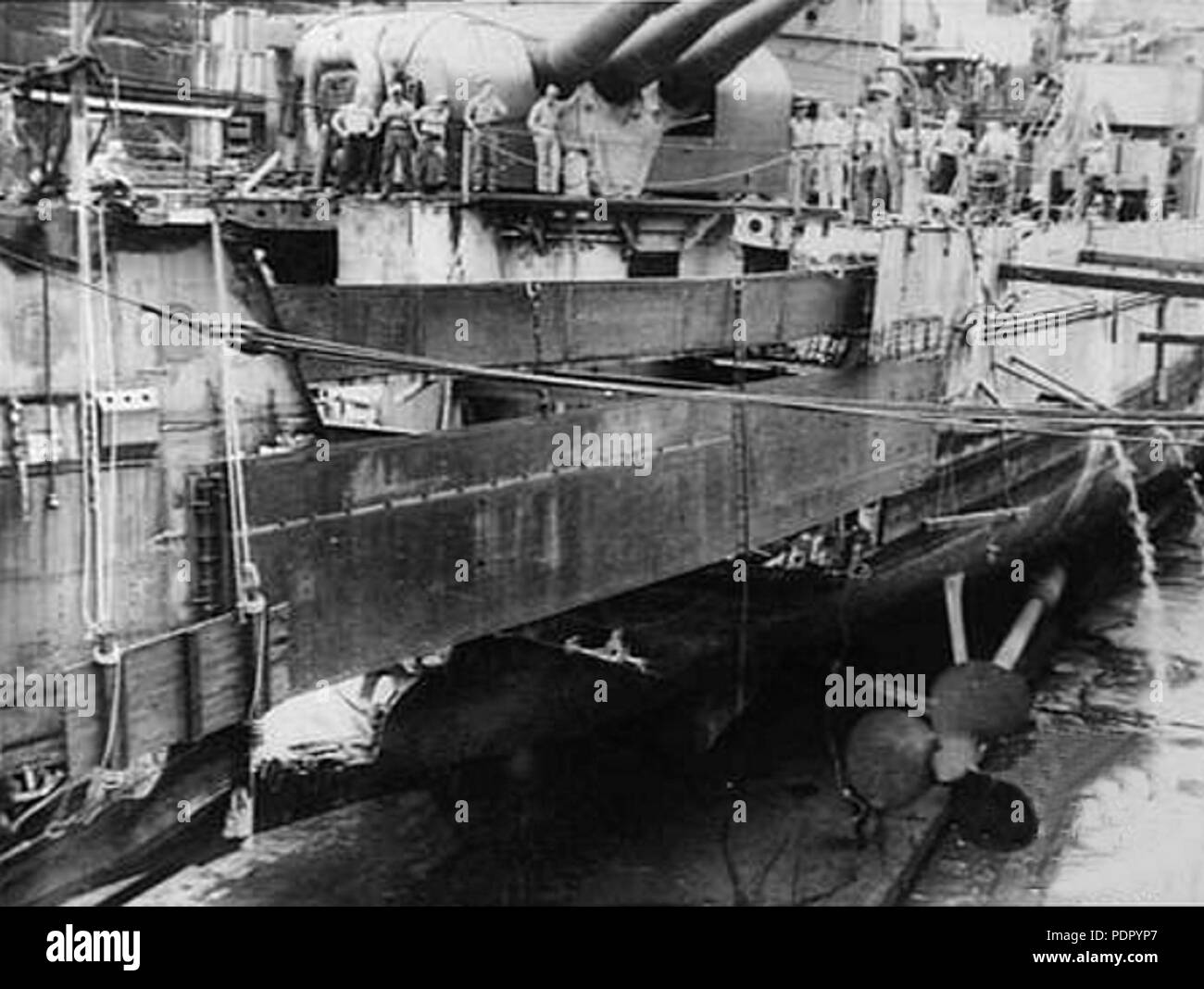38 stern endommagées de USS Portland (CA-33) après bataille navale de Guadalcanal 1942 Banque D'Images