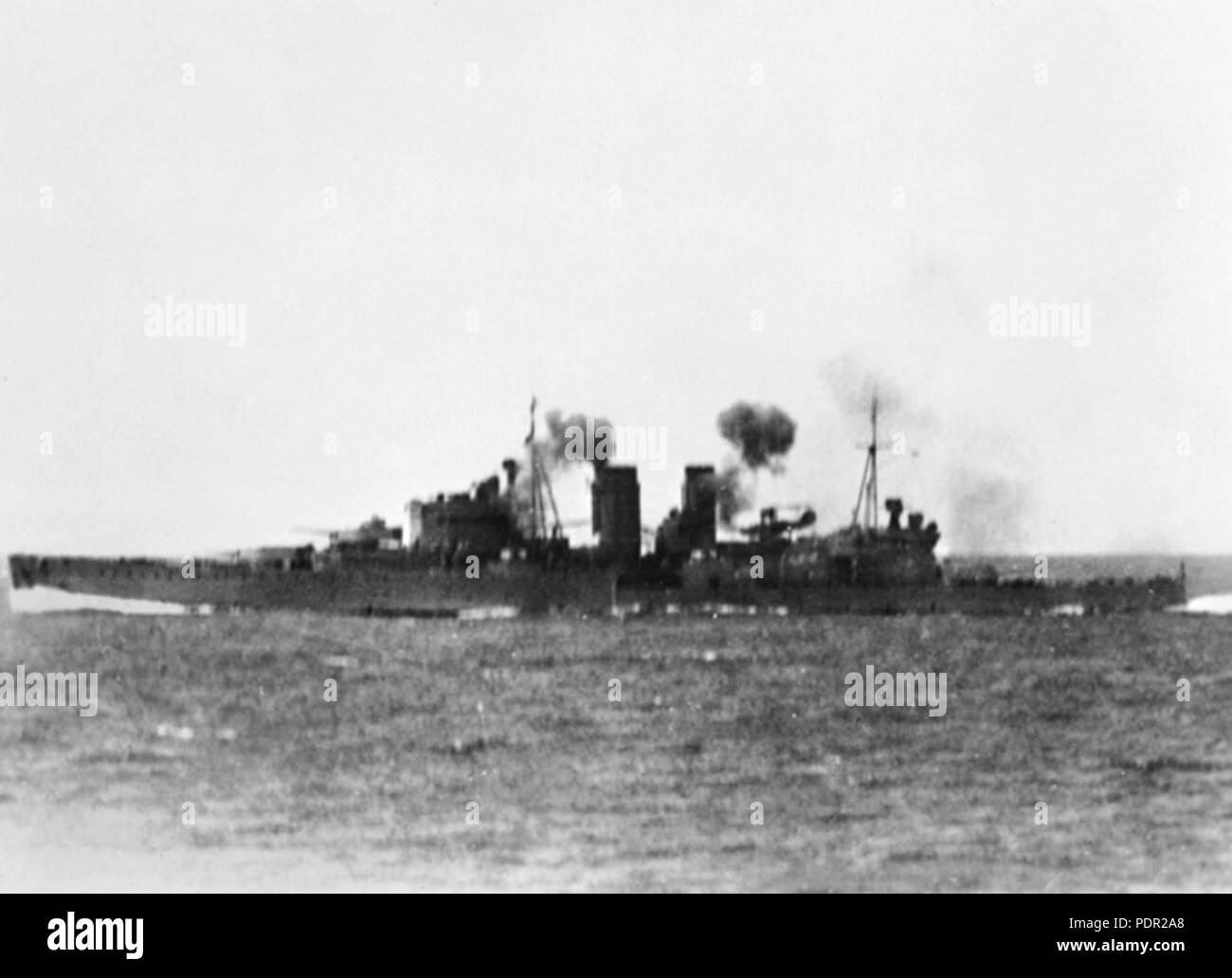 Le HMS Exeter (68 59) en vertu de l'attaque aérienne fév 1942 Banque D'Images