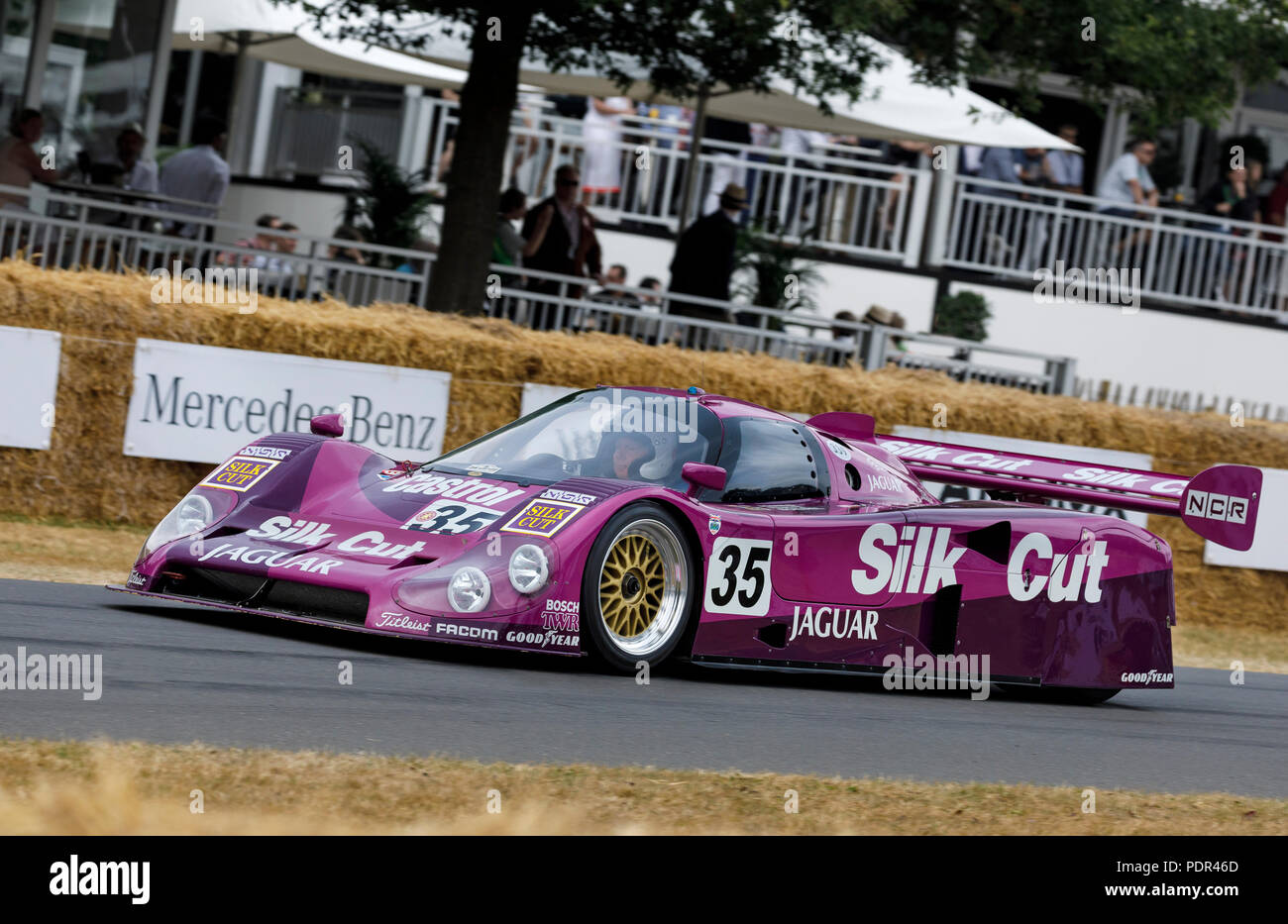 1988 Silk Cut Jaguar XJR-9 LM Le Mans Endurance racer avec chauffeur Gary Pearson au Goodwood Festival of Speed 2018, Sussex, UK. Banque D'Images