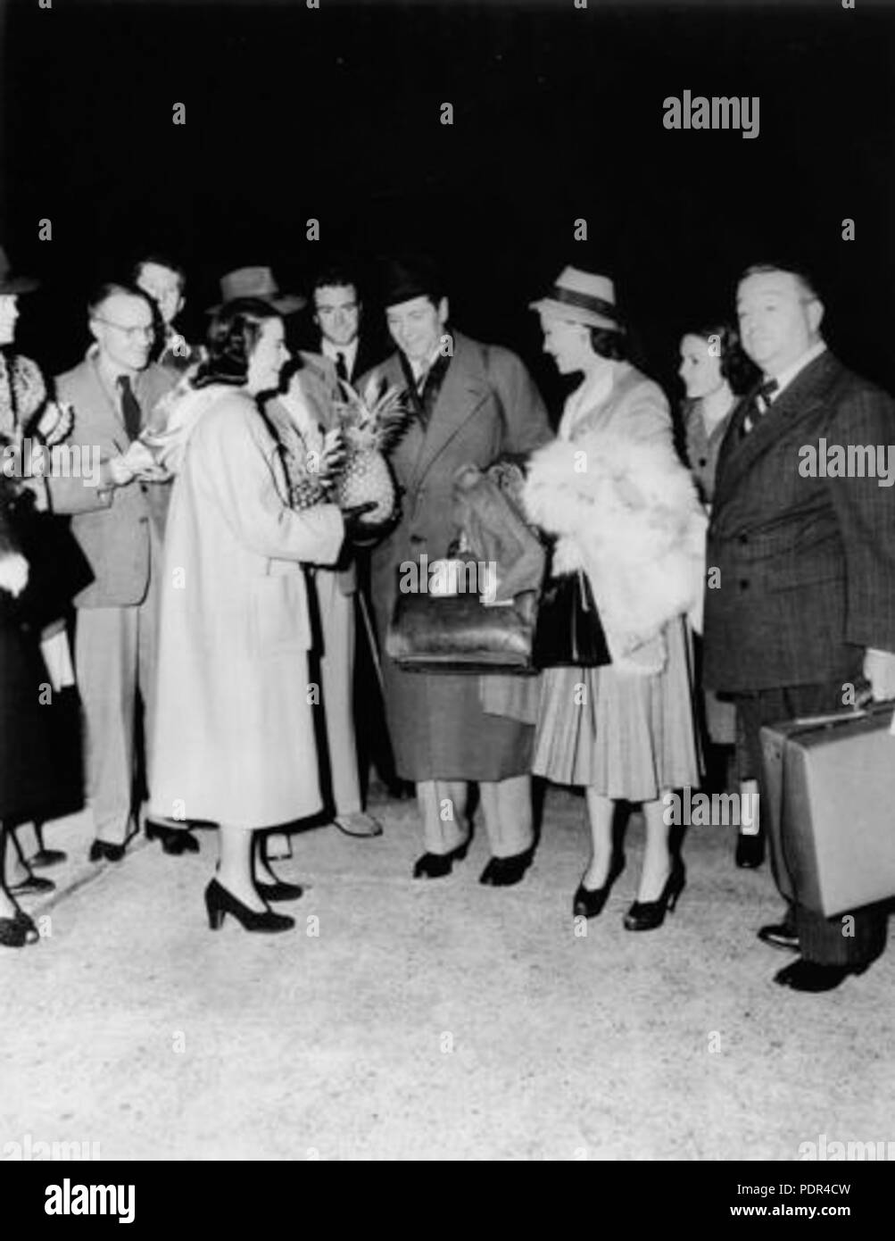 78 Laurence Olivier et Vivien Leigh recevoir un ananas, Brisbane, 1948 Banque D'Images