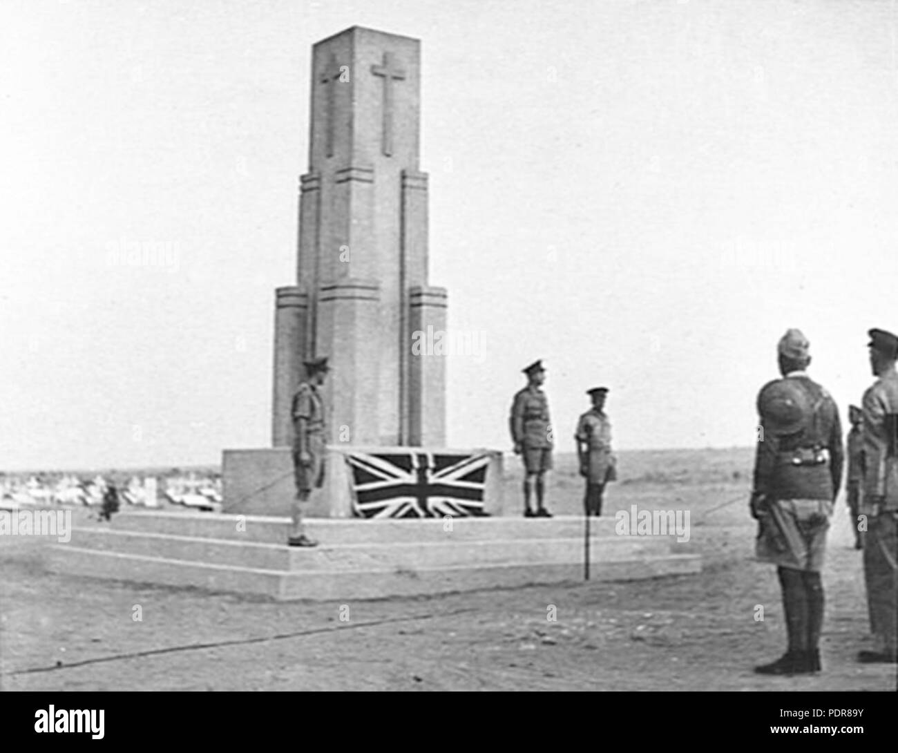 82 Le général Leslie Morshead James dévoilant un mémorial aux héros de Tobruk Tobrouk au cimetière de guerre, Libye Banque D'Images