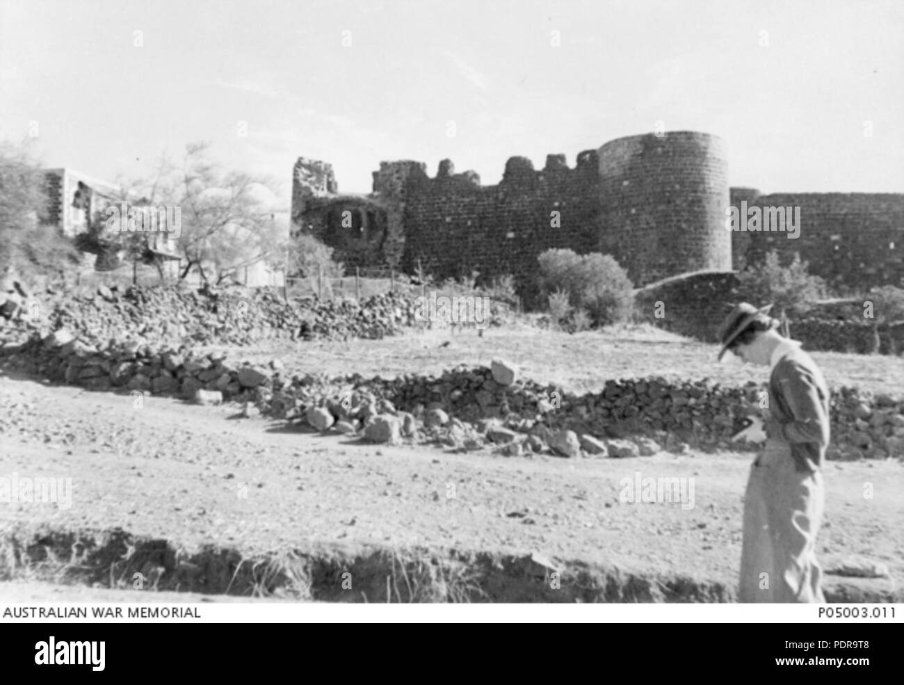 93 En dehors de la murets en pierre entourant les ruines d'un ancien château des Croisés. P05003.011. 1941 Banque D'Images