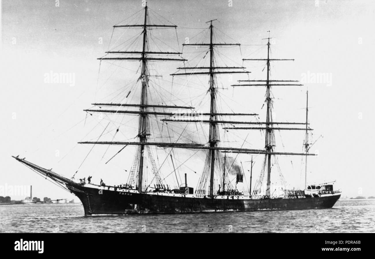 95 Parma en remorquage à Hull docks - StateLibQld 70134650 Banque D'Images