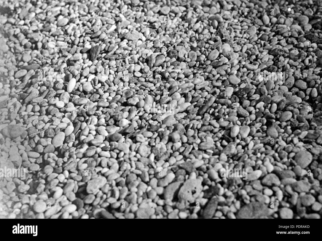 102 Archives de l'État du Queensland 1392 galets sur la plage Cook Highway NQ c 1935 Banque D'Images