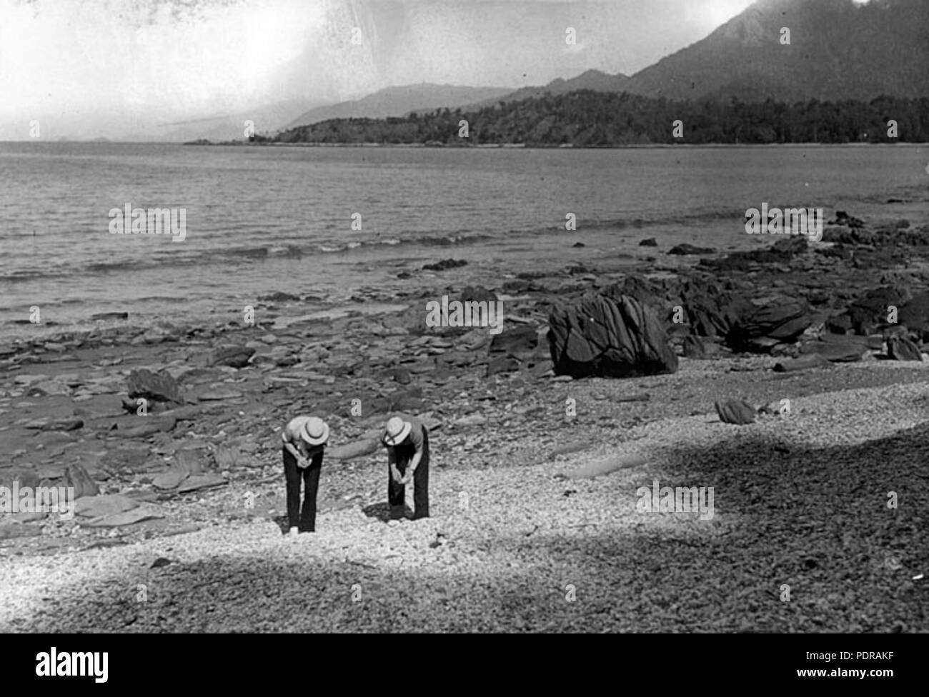 102 Archives de l'État du Queensland 1394 Plage de galets Cook Highway NQ c 1935 Banque D'Images