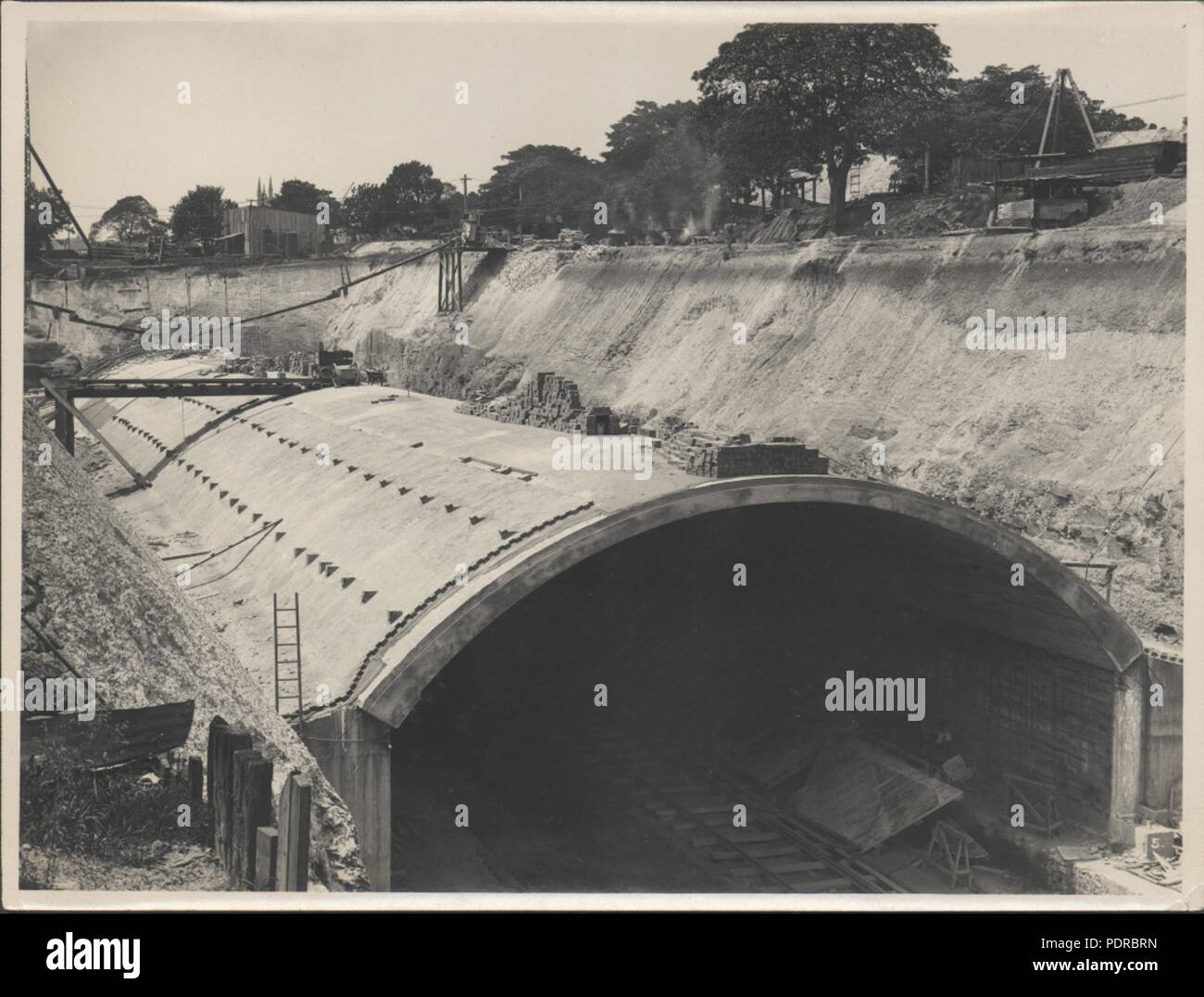 87/1353-8 impression photographique, de la construction de tunnel pour train métro, argent / gélatine / papier, photographie de la Nouvelle Galles du sud Ministère des Travaux publics, de Hyde Park, Sydney, Australie, septembre 1923 36 Construction de tunnel train Hyde Park, 1923 (8283765876) Banque D'Images