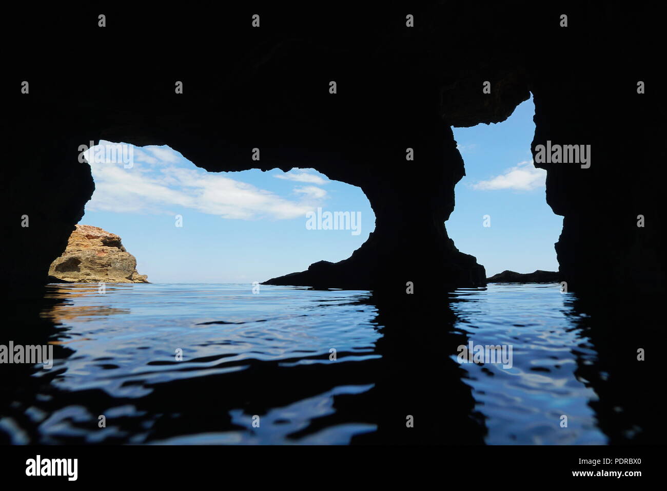 Deux ouvertures à la mer de l'intérieur d'une caverne sur les côtes, Cova Tallada, Méditerranée, Costa Blanca, Javea, Alicante, Valencia, Espagne Banque D'Images