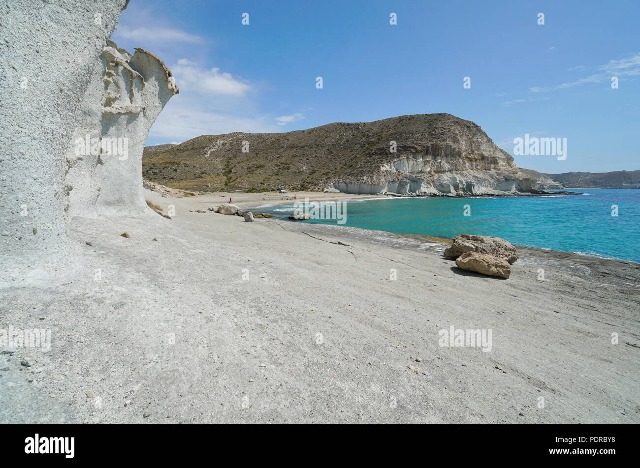 Falaise de grès et plage de Cala de Enmedio, Agua Amarga, parc naturel de Cabo de Gata-Nijar, mer méditerranée, Almeria, Andalousie, Espagne Banque D'Images