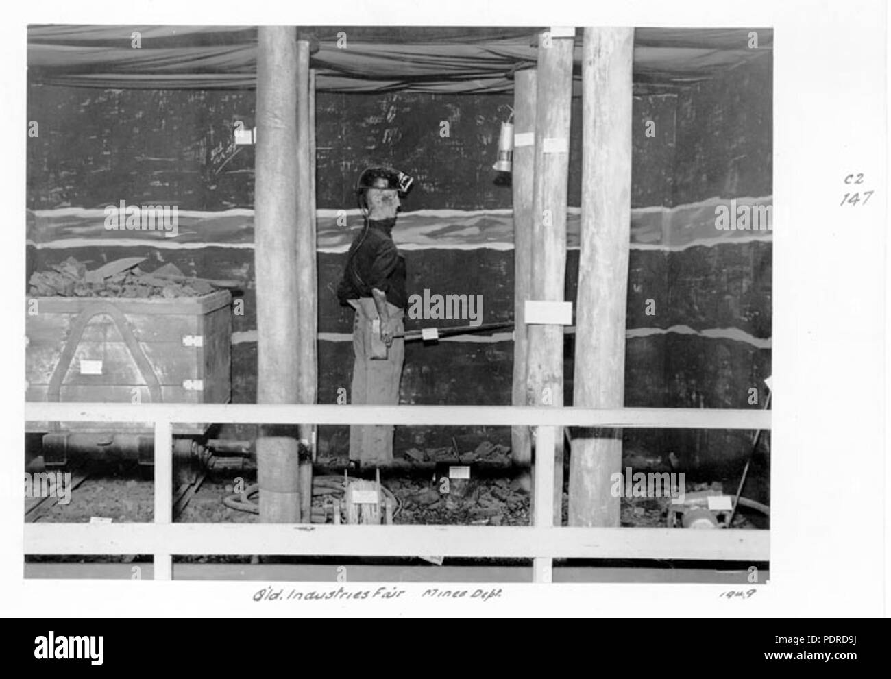 114 Archives de l'État du Queensland 4217 Ministère des Mines l'affichage à l'Industries Queensland juste 1949 Banque D'Images