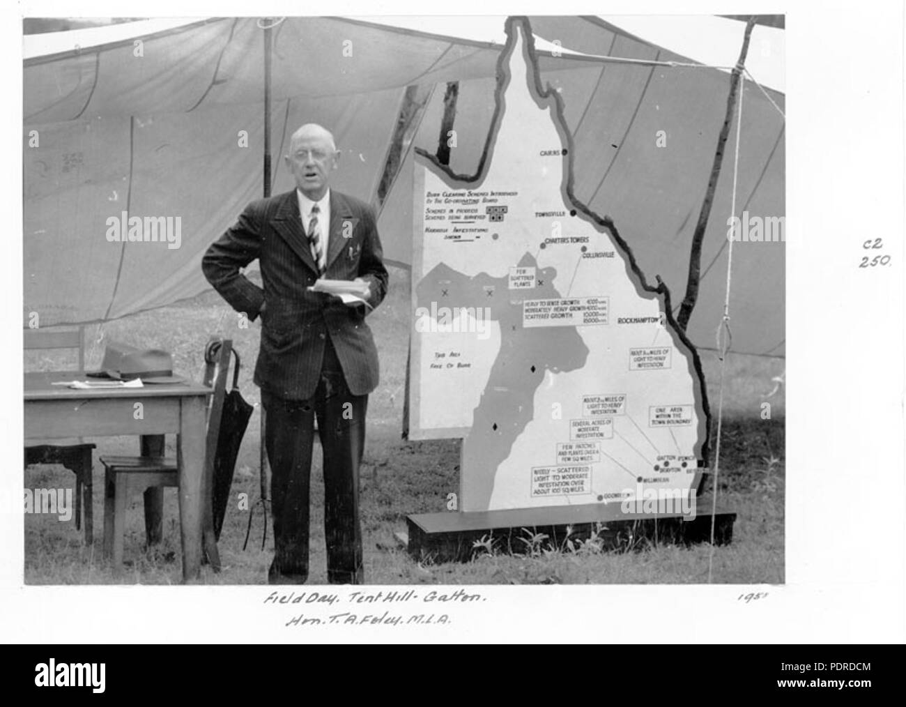 114 Archives de l'État du Queensland 4286 député à l'ASSEMBLÉE LÉGISLATIVE DE Foley ta journée de terrain tente Hill Gatton 1950 Banque D'Images