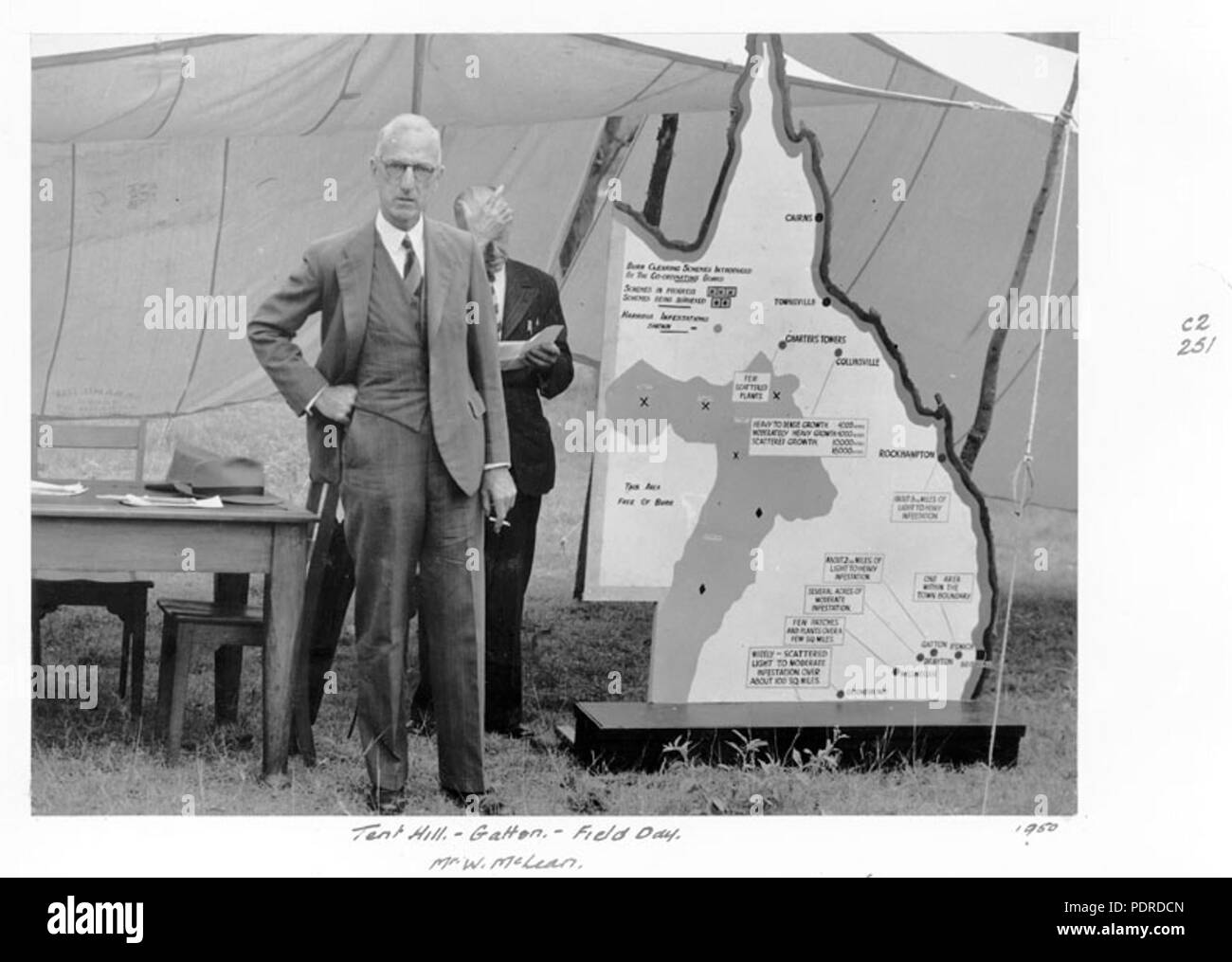114 Archives de l'État du Queensland 4287 Mr W McLean à la zone jour tente Hill Gatton 1950 Banque D'Images