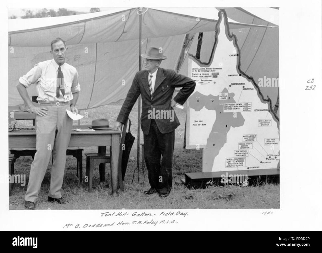 114 Archives de l'État du Queensland 4288 UN DÉPUTÉ M. Dodds et ta journée à MLA Foley tente Hill Gatton 1950 Banque D'Images
