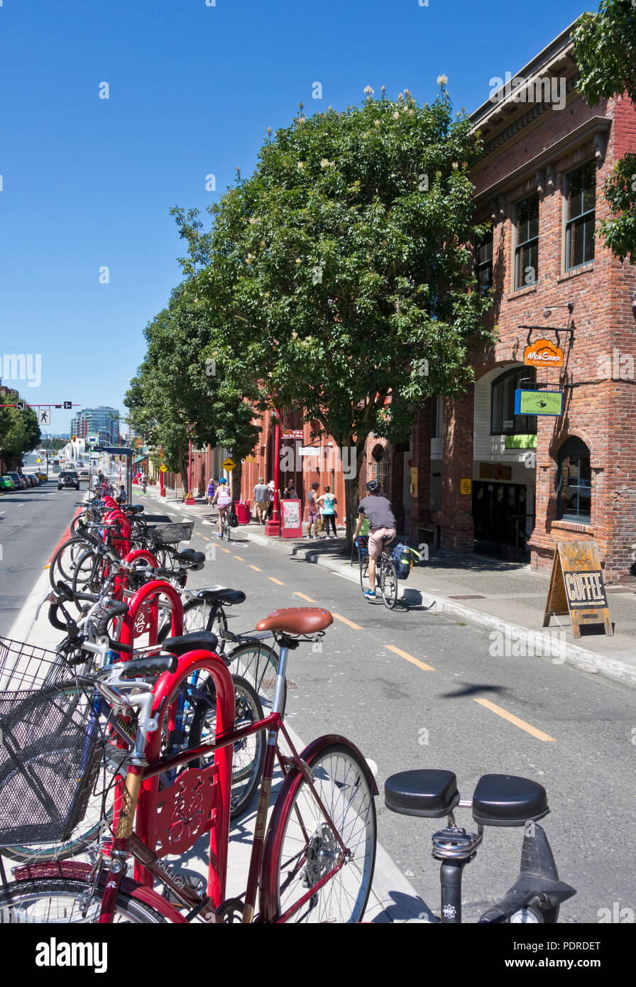 Les vélos et les cyclistes dans la voie cyclable sur l'avenue Pandora à Victoria, Colombie-Britannique, Canada. Victoria (Colombie-Britannique). Banque D'Images