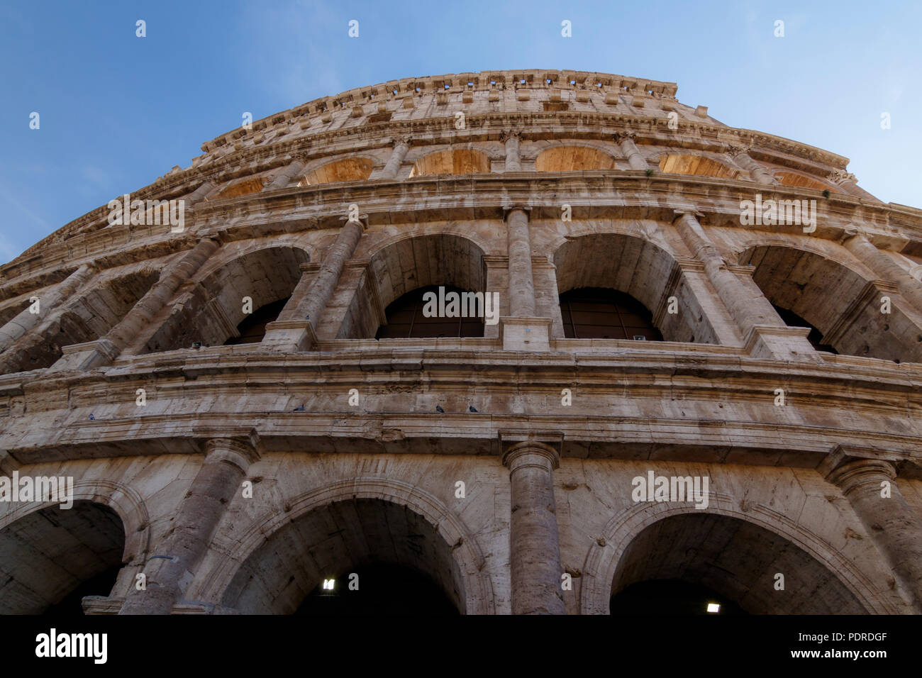 Colisée de Rome à la lumière du jour, site classé au Patrimoine Mondial de Rome, Rome, Italie Banque D'Images