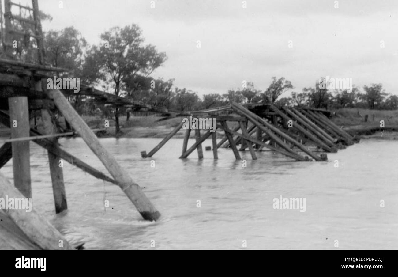 121 Archives de l'État du Queensland 6406 Inondation Pont ferroviaire Emplacement inconnu c 1955 Banque D'Images
