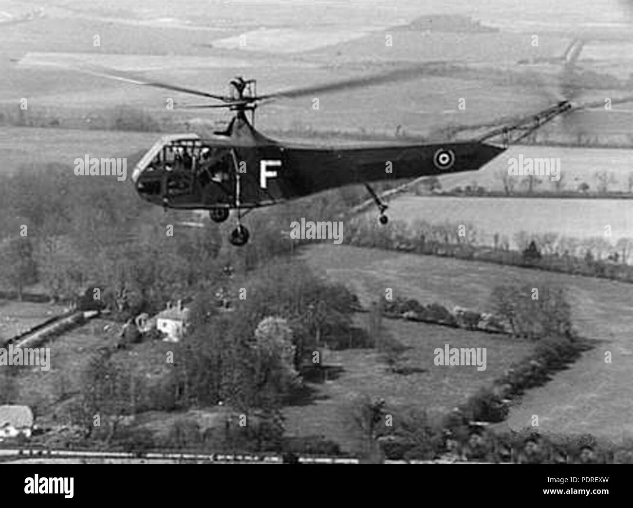 RAF 124 Sikorsky R-4 en vol au-dessus de l'Angleterre 1945 Banque D'Images RAF 124 Sikorsky R-4 en vol au-dessus de l'Angleterre 1945 Banque D'Images