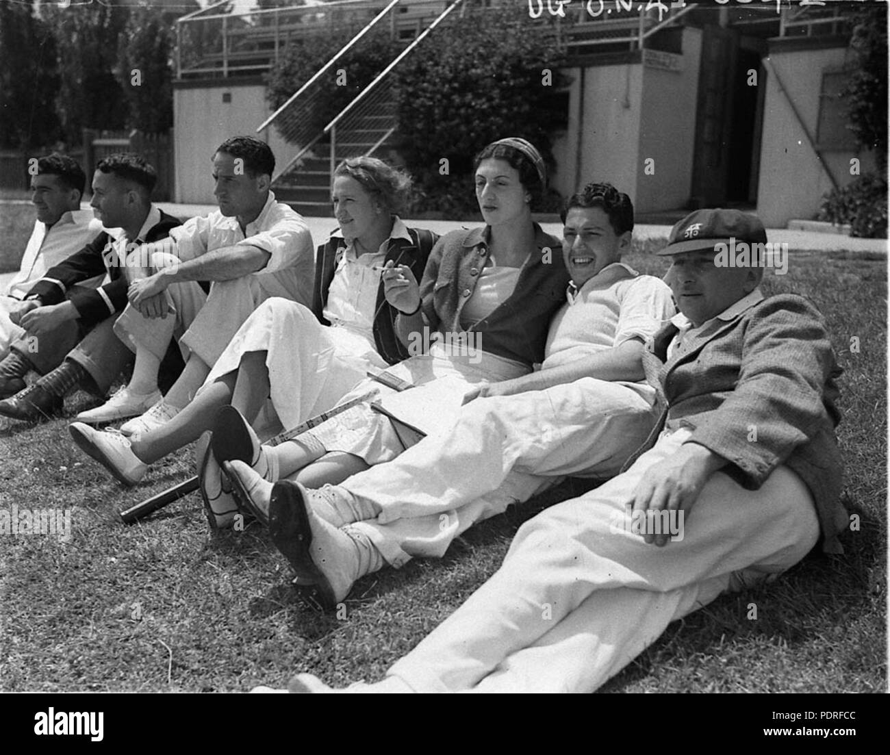 131 10537 SLNSW de cricket et des spectateurs se détendre sur l'herbe bank Banque D'Images