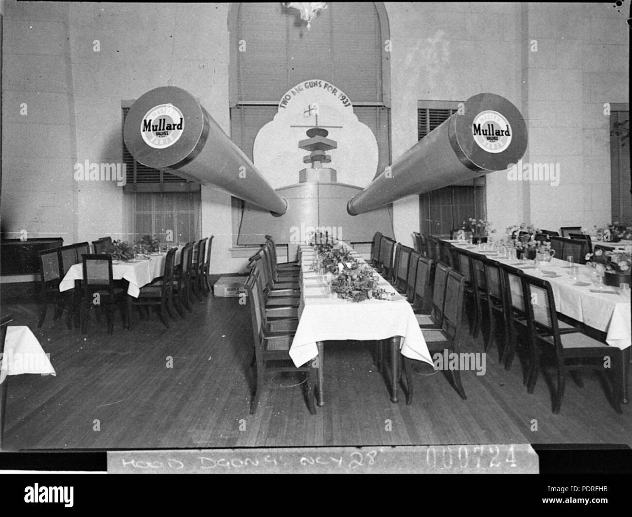 SLNSW 132 11046 VANNES Radio Mullard tableau au Radio Ball deux canons que sur un projet sur leur table battleship Banque D'Images