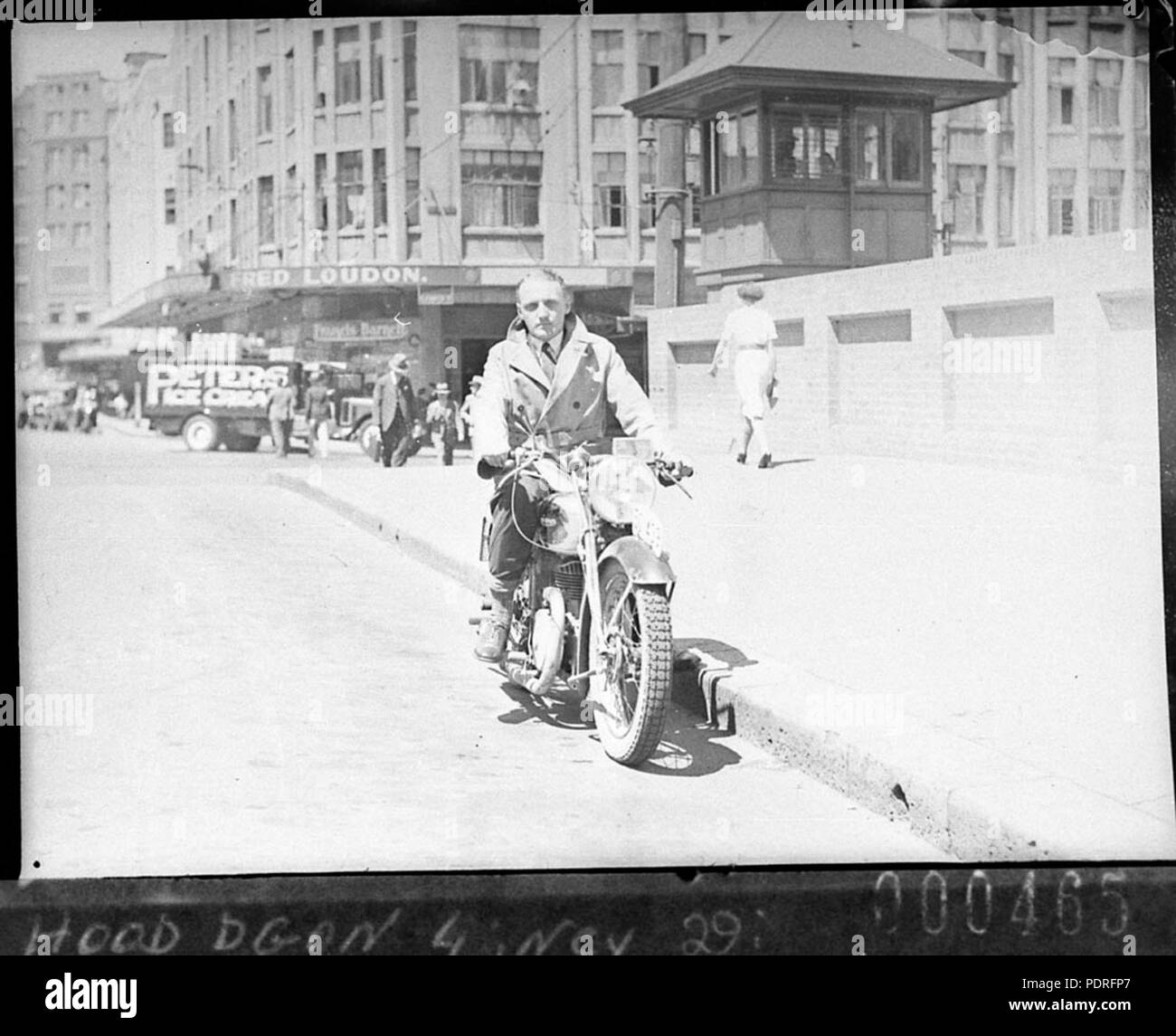 133 11534 SLNSW FrancisBarnet vendeur la démonstration d'une motocyclette Banque D'Images