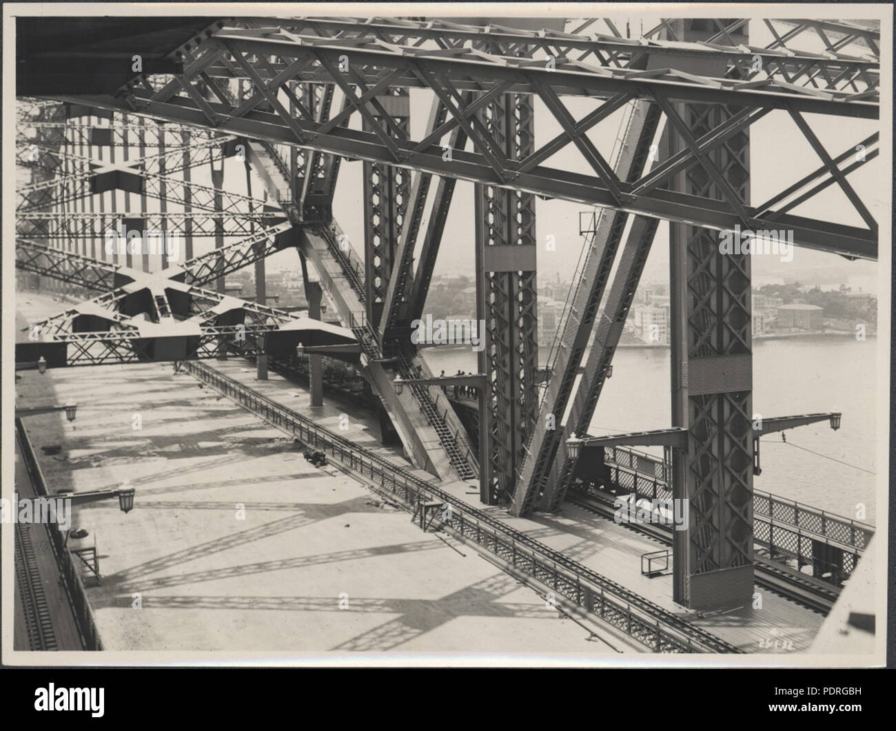 87/1353-127tirage photographique, vue de l'arche d'acier de l'Harbour Bridge, de l'argent / gélatine / papier, photographie de la Nouvelle Galles du sud Ministère des Travaux publics, Sydney, Australie, 97 janvier 1932, tirage photographique, 1932 (8283747116) Banque D'Images