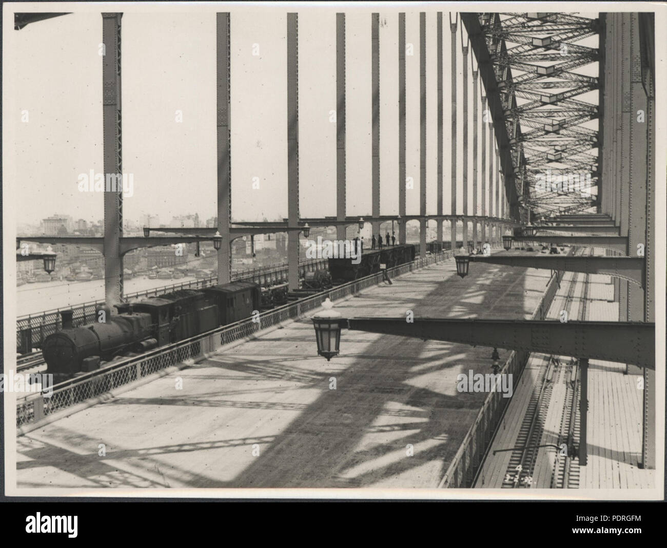 87/1353-137tirage photographique, montage de la charge de test sur le Harbour Bridge, l'argent / gélatine / papier, photographie de la Nouvelle Galles du sud Ministère des Travaux publics, Sydney, Australie, 68 février 1932, l'installation de câbles aériens sur le Harbour Bridge, 1932 (8282709037) Banque D'Images