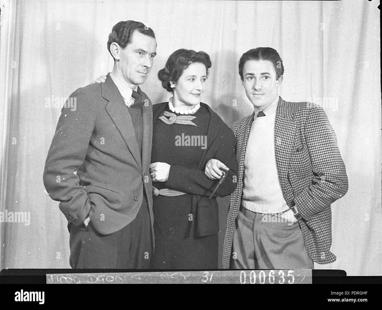 135 13127 SLNSW Deux acteurs qui maintient le bras d'une actrice scène de ces enfants production BritishAustralian Banque D'Images