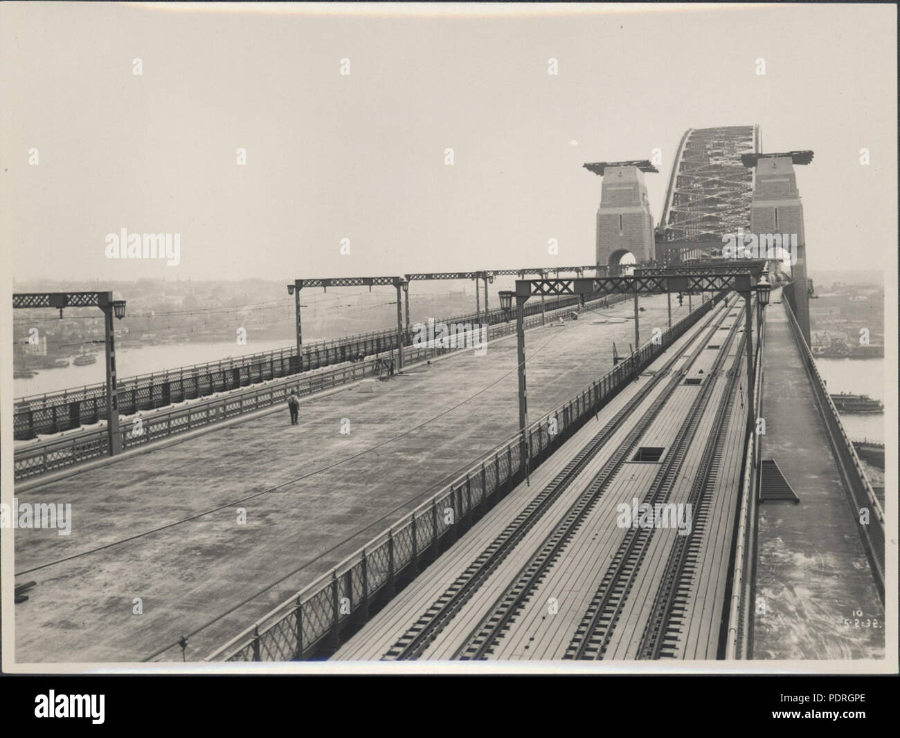 87/1353-155tirage photographique, les voies ferrées sur le Harbour Bridge, l'argent / gélatine / papier, photographie de la Nouvelle Galles du sud Ministère des Travaux publics, Sydney, Australie, février 1932, 315 voies de train sur le Harbour Bridge, 1932 (8282716303) Banque D'Images