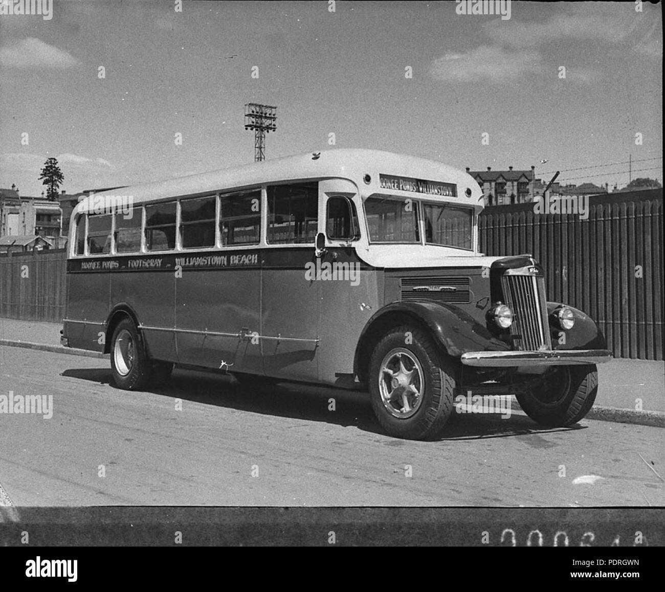 136 13890 SLNSW PondsWilliamstown bus blanc pour Moonee Victoria service Banque D'Images