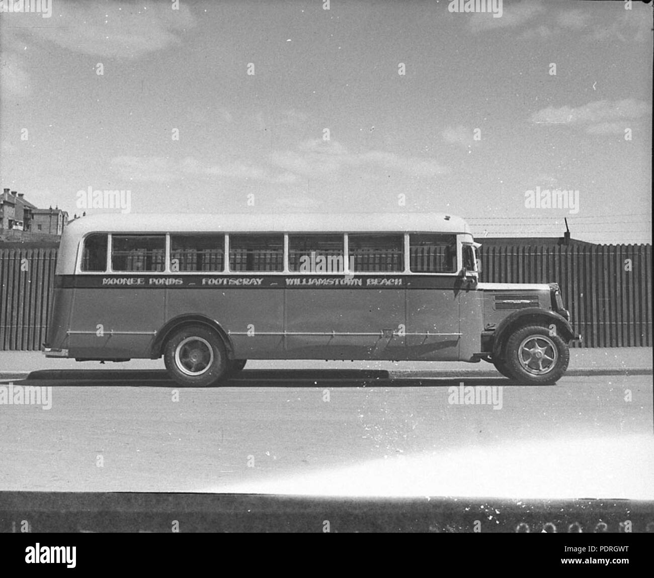 13894 SLNSW 136 autobus blanc Moonee Ponds à Williamstown service Victoria Banque D'Images