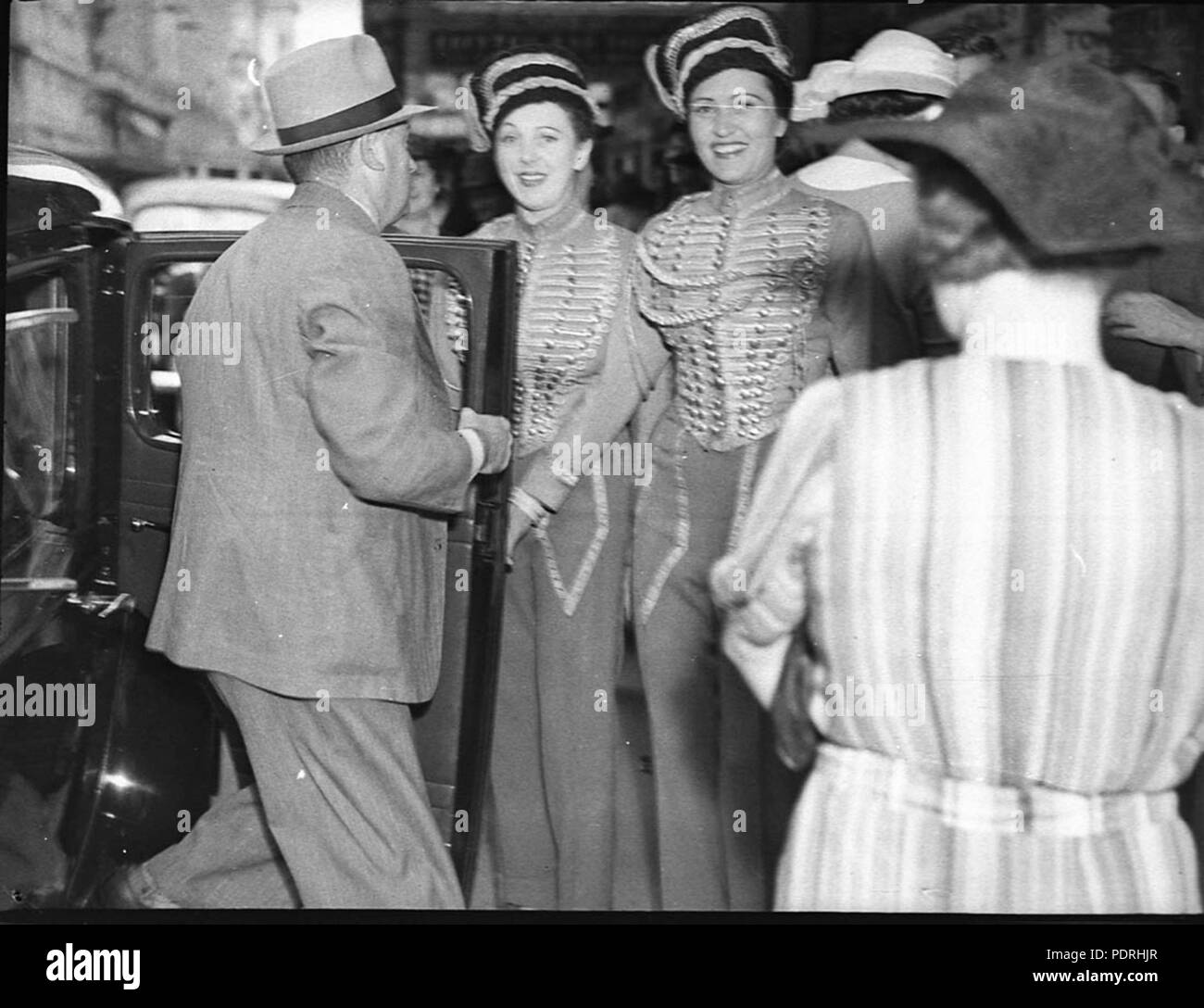 142 23335 SLNSW Femme commissionnaires en dehors du Theatre Royal Banque D'Images