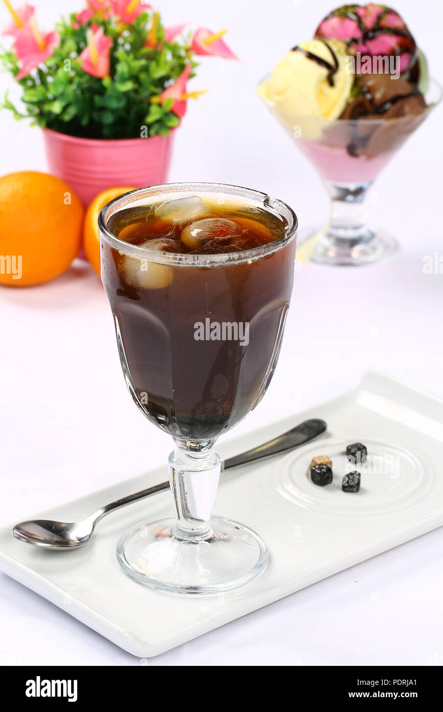 Verre de coca avec des glaçons Banque D'Images