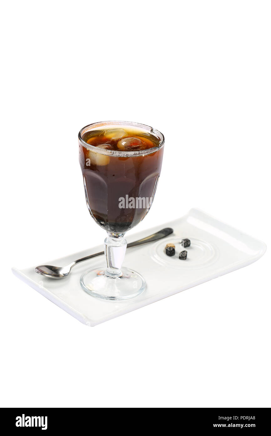 Verre de coca avec des glaçons Banque D'Images