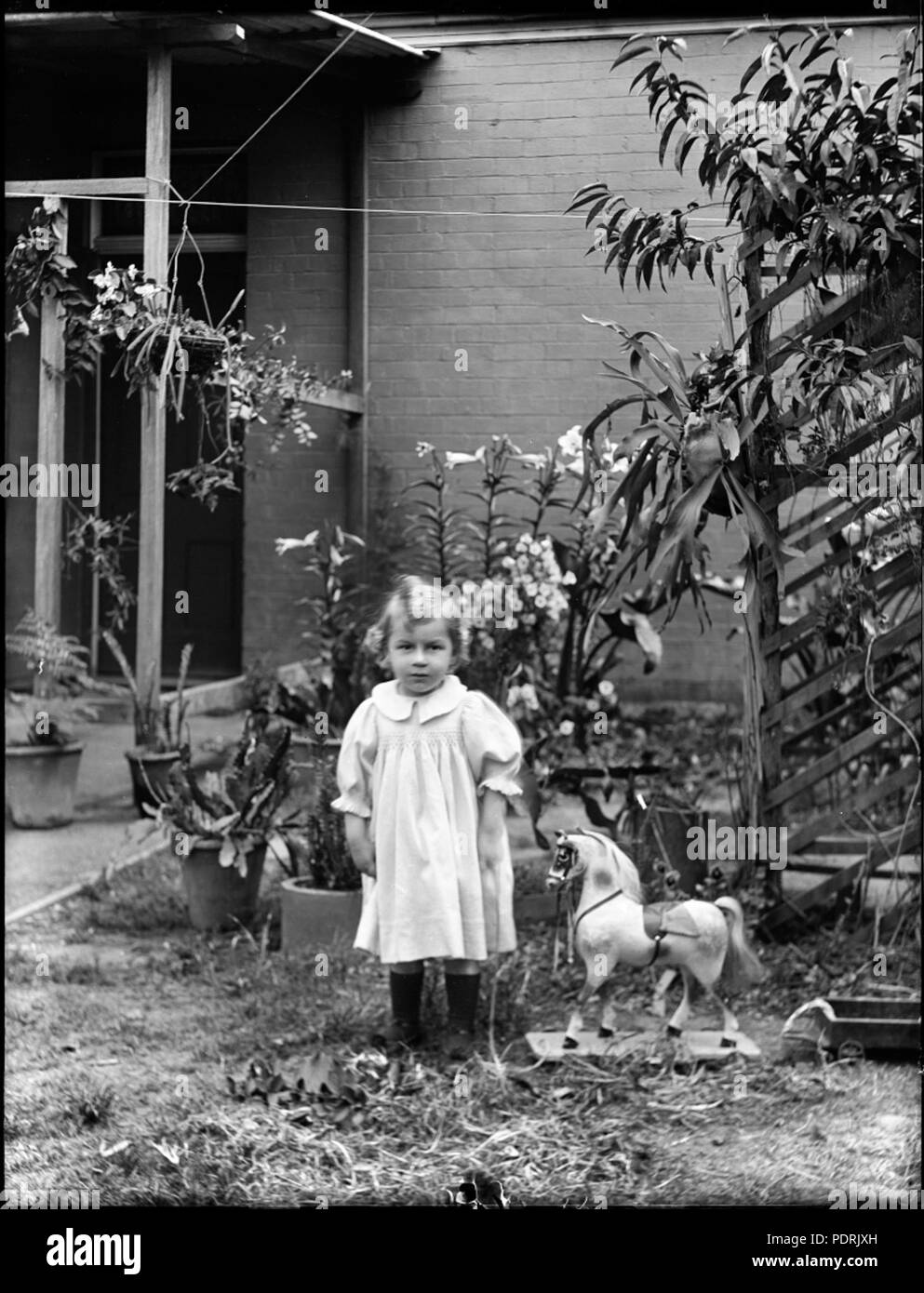 98 Portrait de petite fille bien habillé avec le long horse (3094324470) Banque D'Images