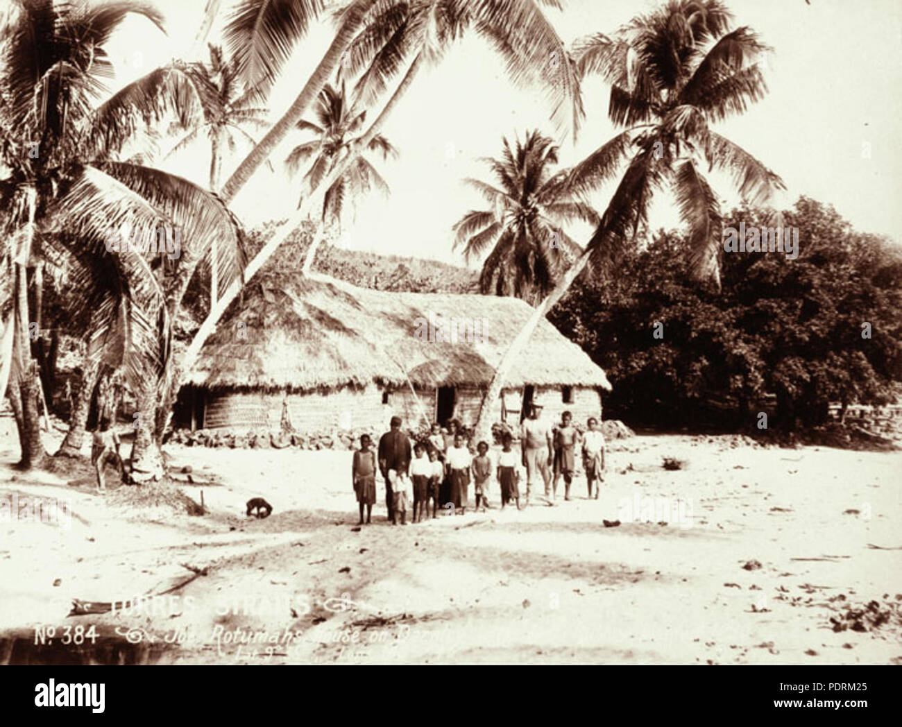 107 Archives de l'État du Queensland 2533 Rotumahs sur Joe maison Darnley Island avec l'Inde en 1890 1898 planté en caoutchouc Banque D'Images