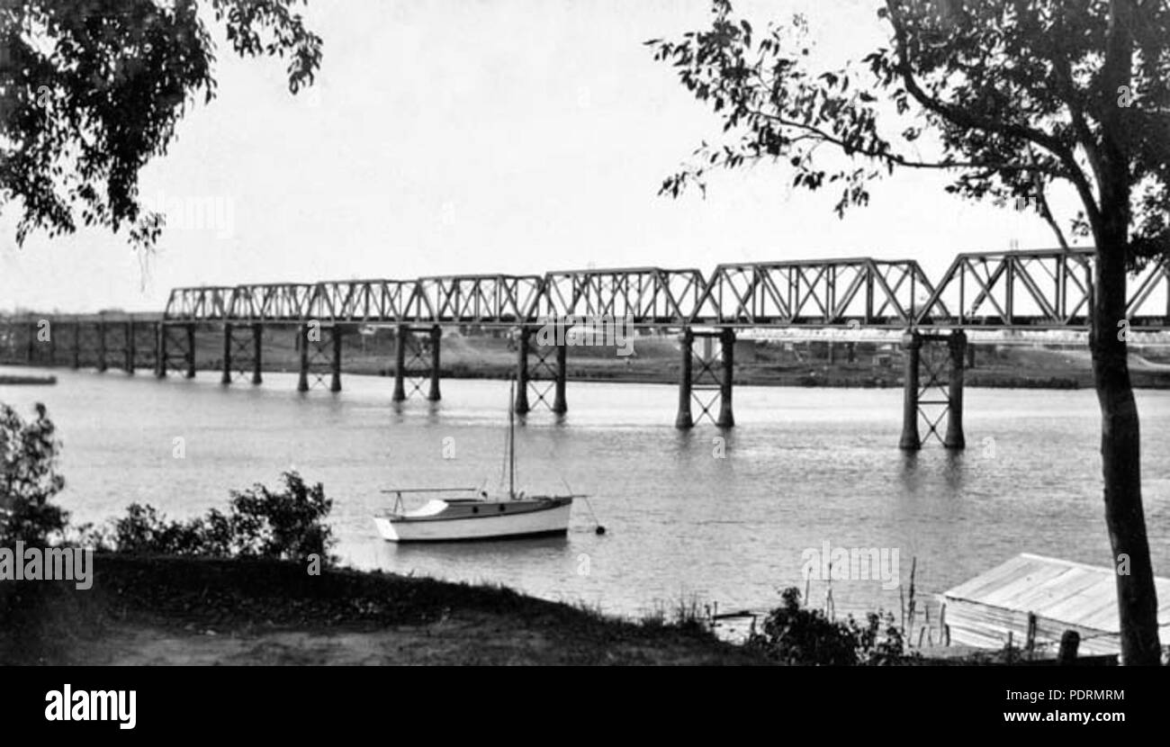 109 311 Archives de l'État du Queensland à la recherche d'Alexander Park vers le pont de chemin de fer Burnett River Bundaberg c 1931 Banque D'Images