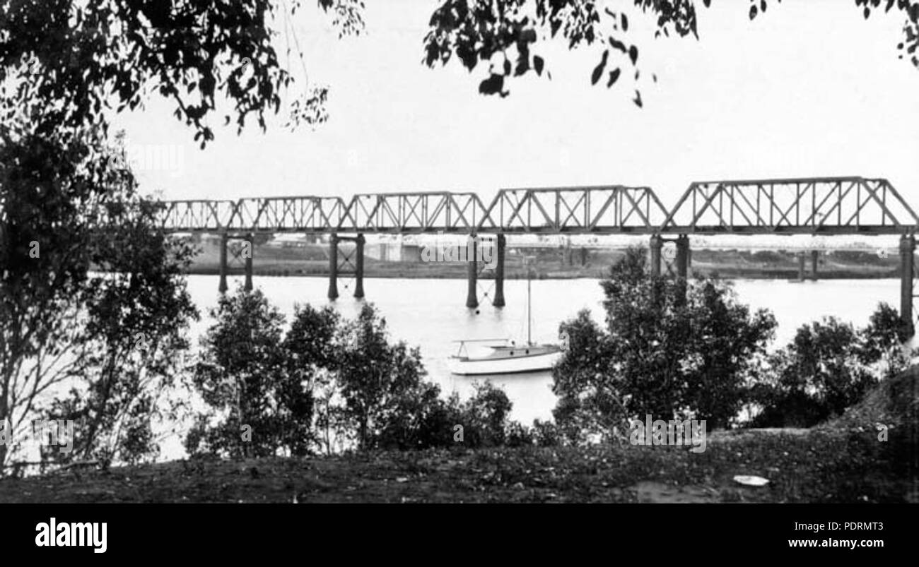 109 312 Archives de l'État du Queensland à la recherche d'Alexander Park vers le pont de chemin de fer Burnett River Bundaberg c 1931 Banque D'Images