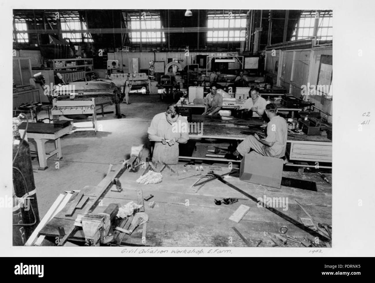 117 Archives de l'État du Queensland 4876 Atelier de l'aviation civile Eagle Farm c 1952 Banque D'Images