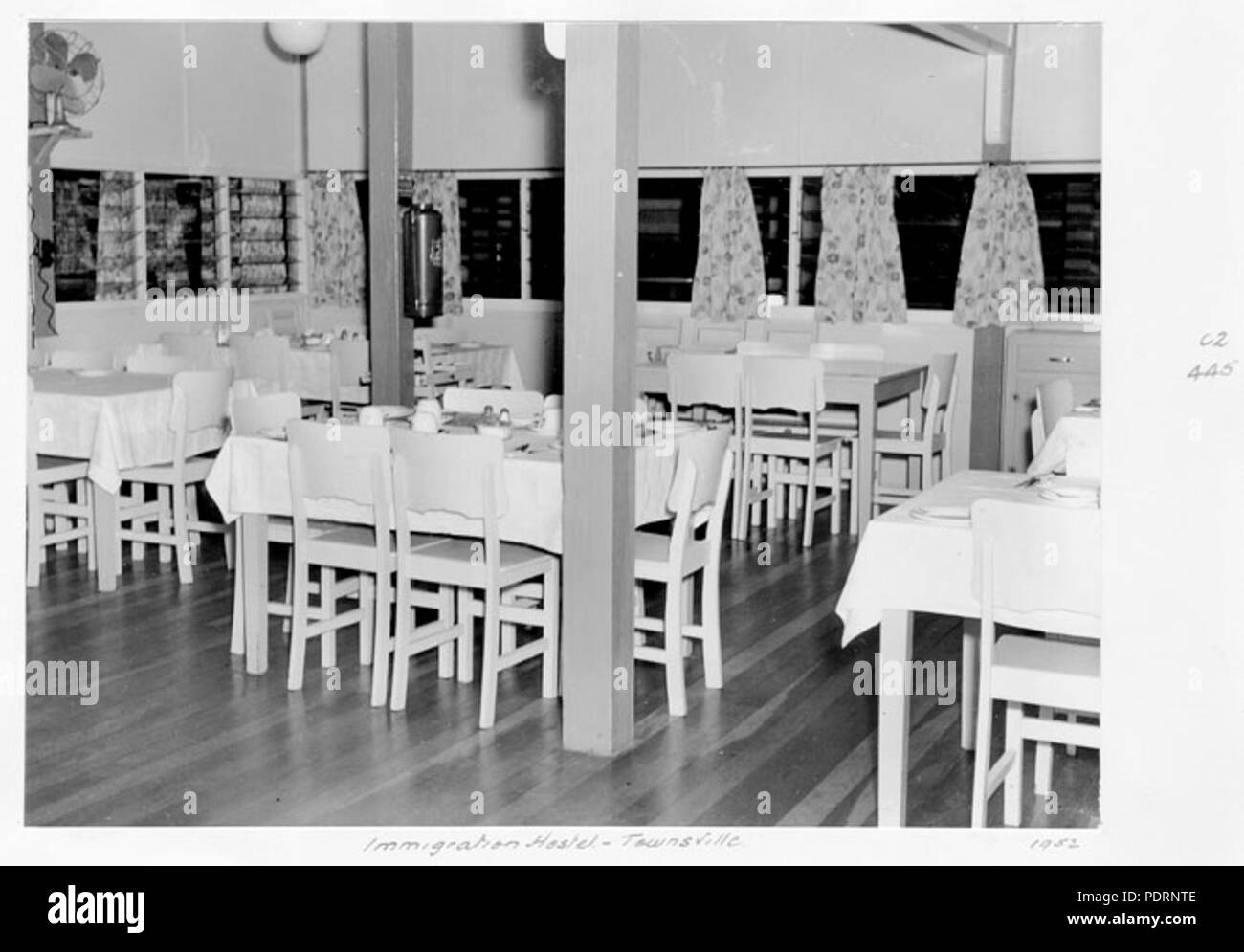 118 4994 Archives de l'État du Queensland Townsville 1952 Auberge l'Immigration Banque D'Images