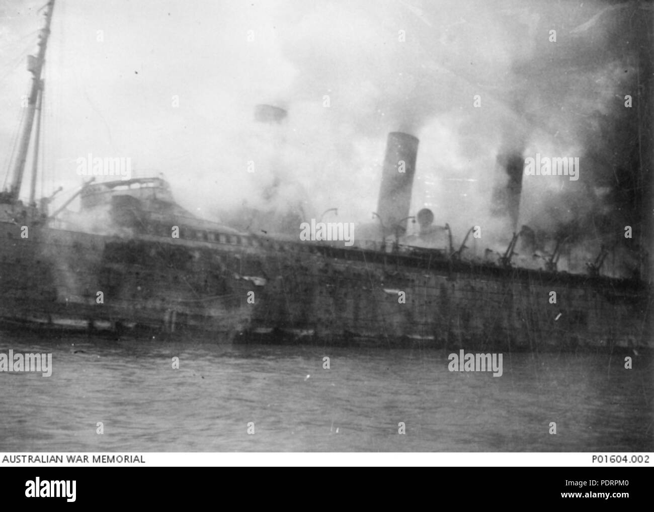 126 RMS Empress of Asia en feu après IJN attaque aérienne (2) Banque D'Images