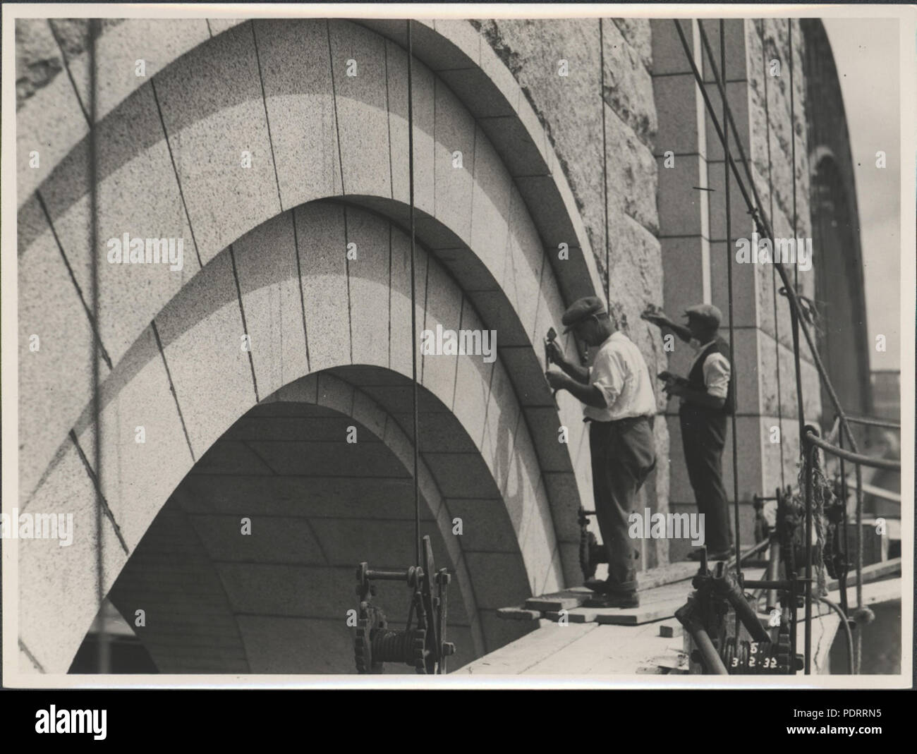 87/1353-172tirage photographique, les travailleurs du nettoyage du pylônes du pont du port, argent / gélatine / papier, photographie de la Nouvelle Galles du sud Ministère des Travaux publics, Sydney, Australie, 34 février 1932, le nettoyage de pylônes du pont du port, 1932 (8283748320) Banque D'Images