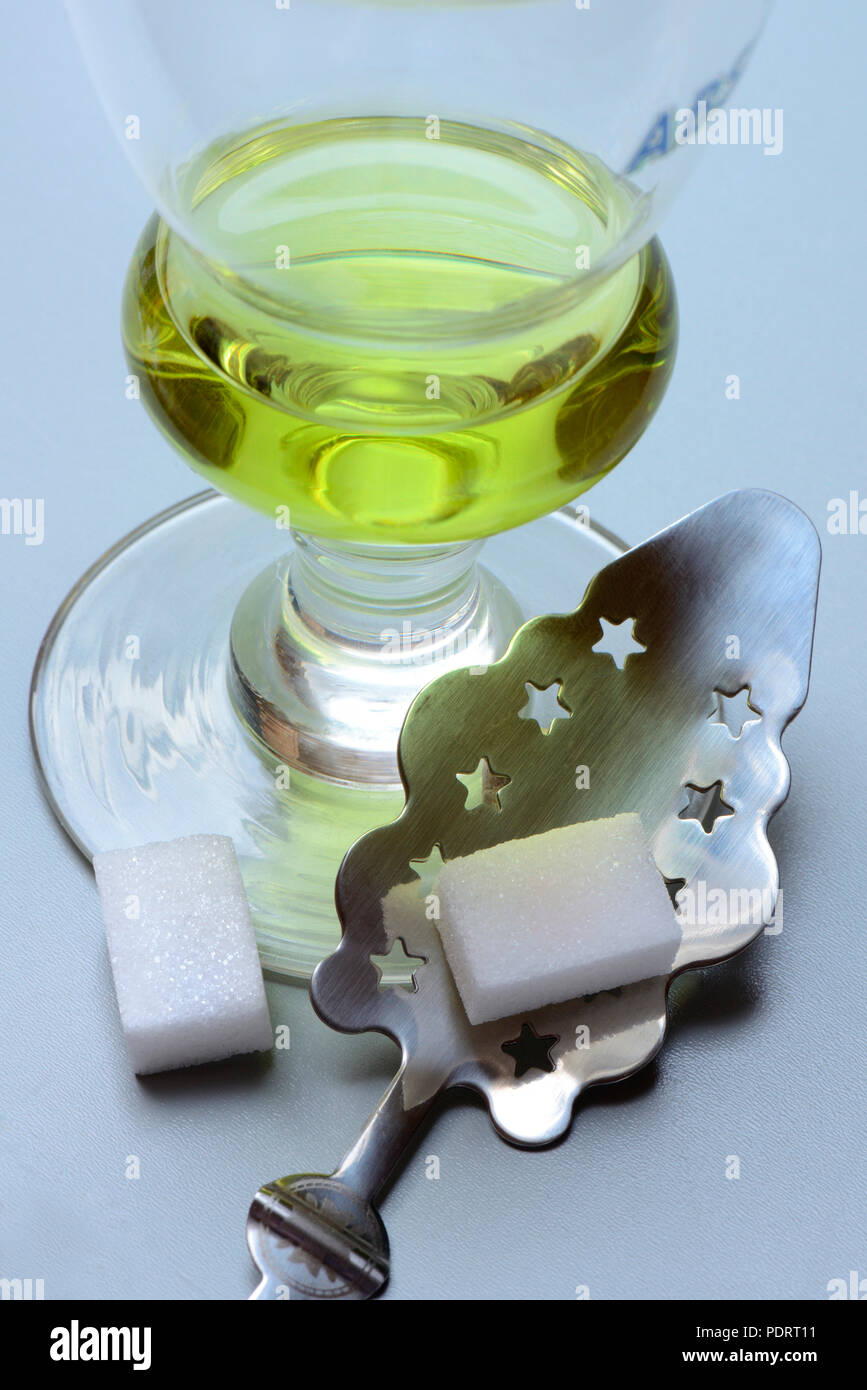 Absinth Glas und mit Absinthloeffel Wuerfelzucker, Gruene Fee Banque D'Images