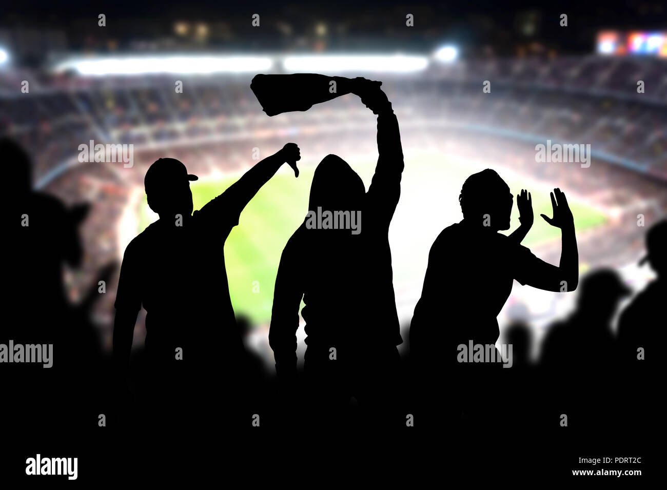 Les hooligans du football en jeu. Soccer fans crier en colère et huées dans la foule. L'équipe perdante est des fans. Les gens se plaignent silhouette furieuse. Banque D'Images