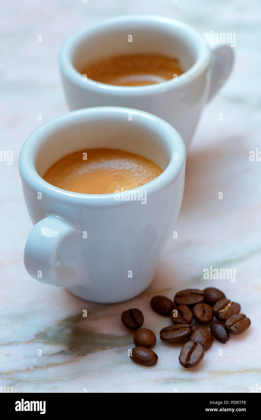 Tassen zwei und Kaffeebohnen Espresso Banque D'Images