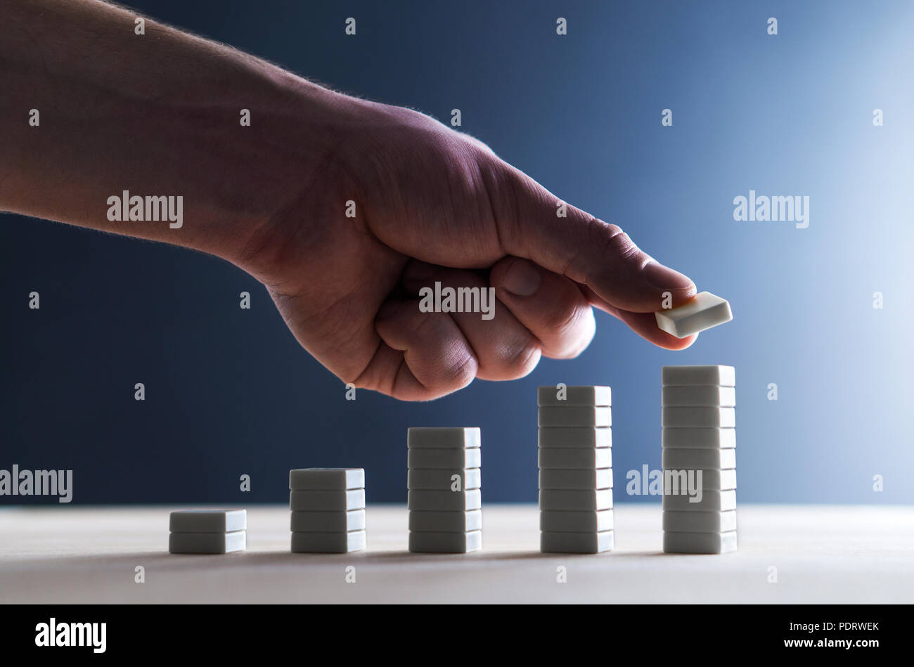 Progrès, stratégie de planification, augmentation des ventes ou la réussite en affaires concept. Prédiction et estimation future avec des attentes élevées. Banque D'Images