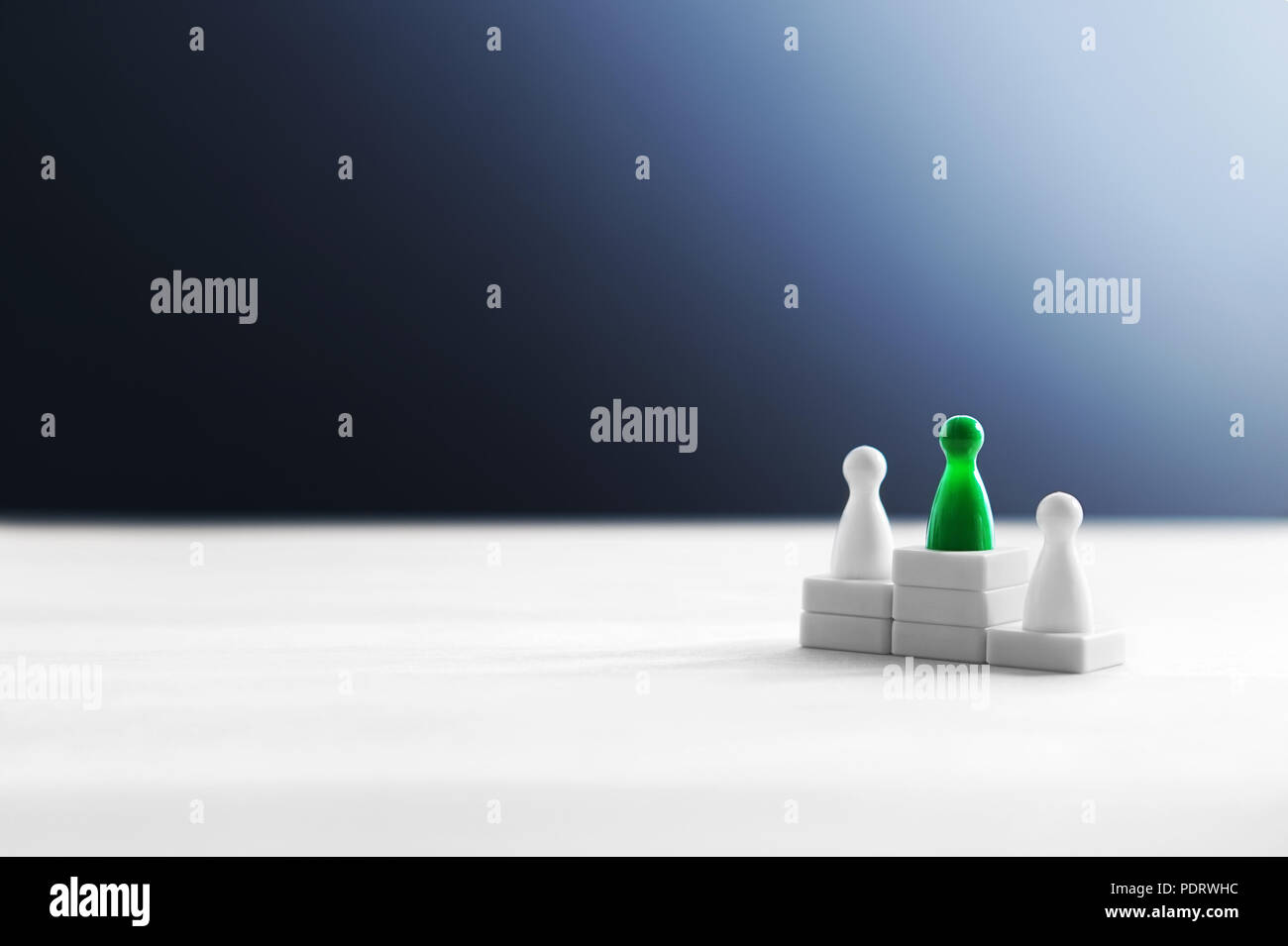 La victoire, victoire, étant le meilleur, succès et de domination concept. L'article gagnant sur podium. D'atteindre des objectifs. Performance exceptionnelle de l'un de différent. Banque D'Images