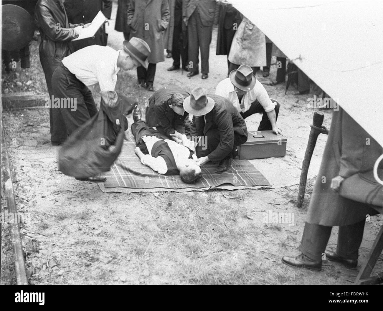 SLNSW 161 43136 L'équipe de sauvetage de fer travaillant sur un chemin de fer de la concurrence d'ambulance du patient Banque D'Images