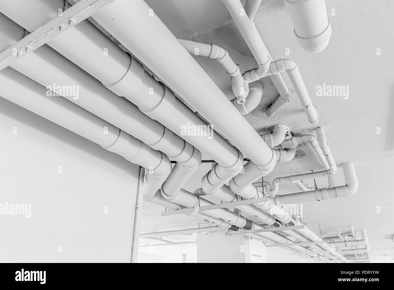 Nettoyer les conduites d'eau blanc ligne tuyau système d'arrosage souterrain en conception ingénieur condominium. Banque D'Images