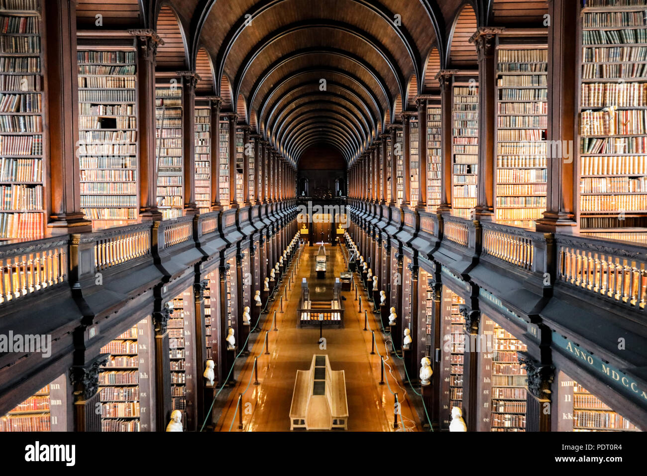 Long room bibliothèque au Trinity College de Dublin. L'Irlande. Banque D'Images