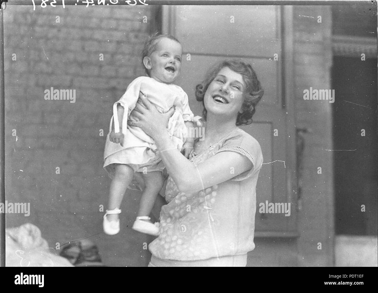 190 SLNSW 8279 comédie musicale star Dorothy Brunton tenant un petit enfant Banque D'Images